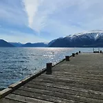 Over The Fjord アパート *